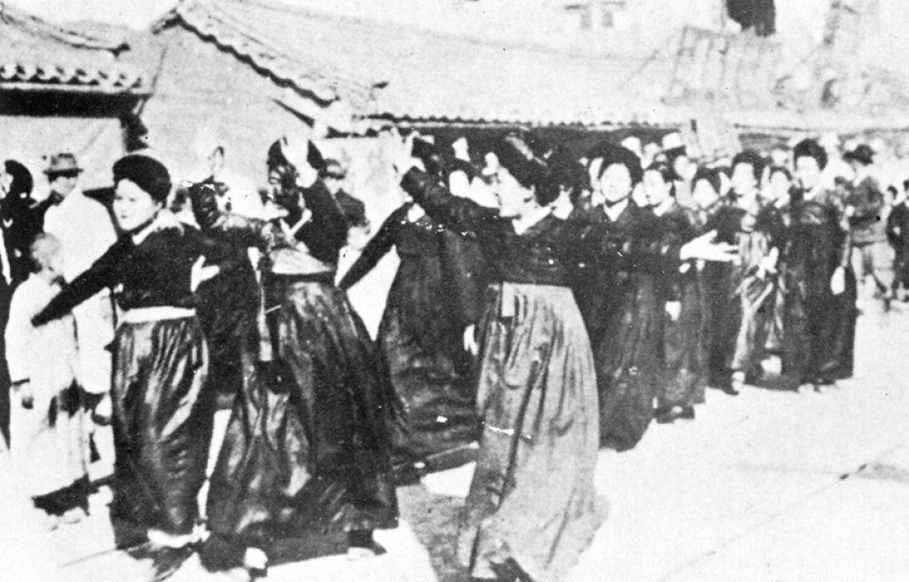 Female students participate in the March 1, 1919 movement demonstrations. Image source: Korean Quarterly